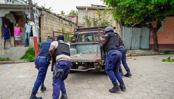 La policía retira un camión que había sido utilizado como barricada luego de una manifestación violenta que causó 2 muertes en Petit-Goave, en el sur de Haití, el 29 de agosto de 2022. (Foto de Richard Pierrin / AFP)