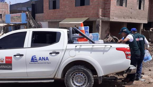 Personal de la ANA entregó agua a los damnificados por el huaico que afectó Tacna. (Difusión)