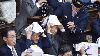 Diputados en Japón presentan curiosos cascos antisísmicos | VIDEO