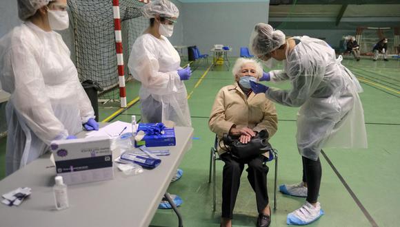 Imagen referencial. Una mujer es probada durante las pruebas masivas de Covid-19 en un Centro de Pruebas en el 'Cosec Les Mesanges' en Charleville-Mezieres, Departamento de Ardenas del norte de Francia. (EFE/JULIEN WARNAND).
