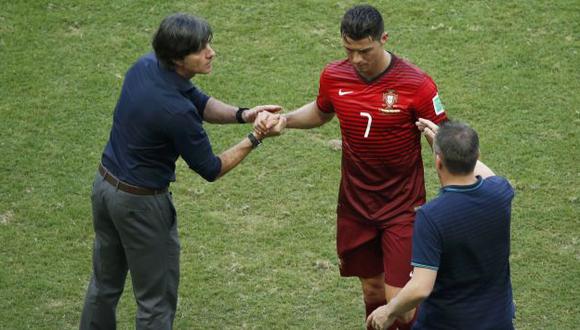 Joachim Löw se saca moco y le da la mano a Cristiano Ronaldo. (Reuters)