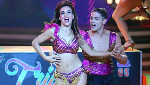 Rosángela Espinoza y Lucas Piro se lucieron con baile del tema ‘Qué bonito’. (USI)