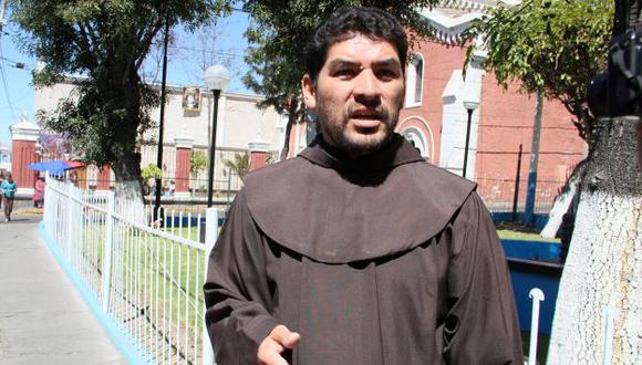 Sorprenden a sacerdote saliendo de hostal con una mujer en Arequipa. (Heiner Aparicio)