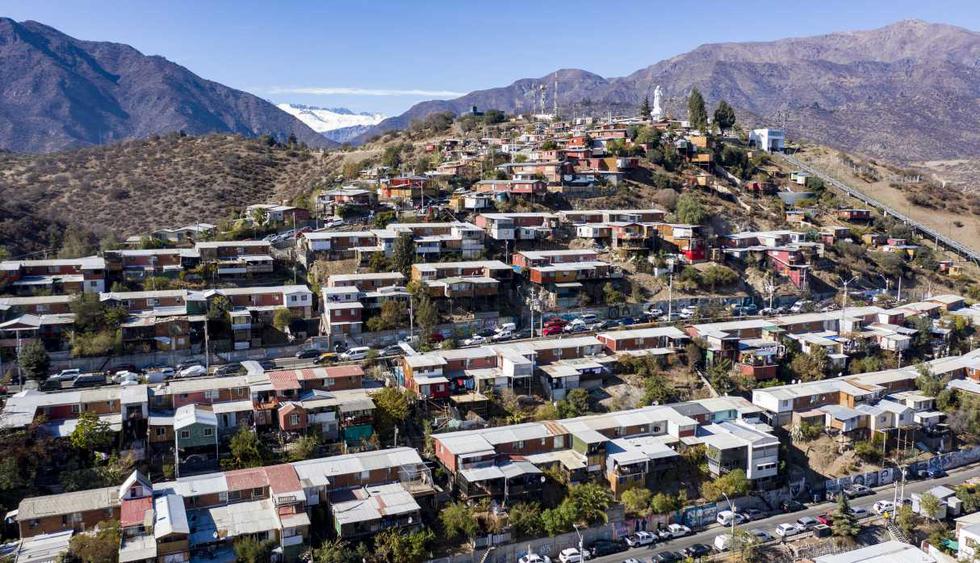 Imagen aérea del sector Cerro 18, al este de Santiago de Chile. Las zonas más pobladas y con niveles de pobreza son las más golpeadas por la pandemia del coronavirus en el país.  (MARTÍN BERNETTI / AFP).