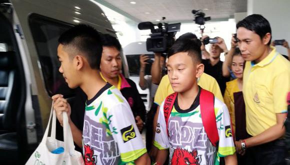 Los doce niños y su entrenador de fútbol, atrapados en una cueva en Tailandia, salieron del hospital, antes de dar una esperada rueda de prensa. (Foto: AFP)