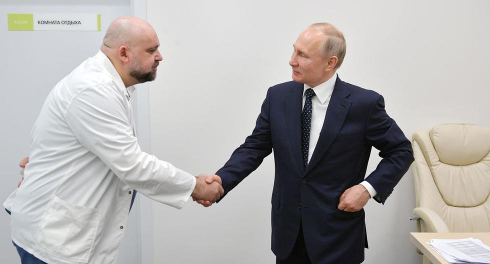 Imagen muestra al presidente ruso Vladimir Putin dándose la mano con el jefe del nuevo hospital de Moscú que trata a pacientes con coronavirus (COVID-19) Denis Protsenko. (ALEXEY DRUZHININ / AFP).