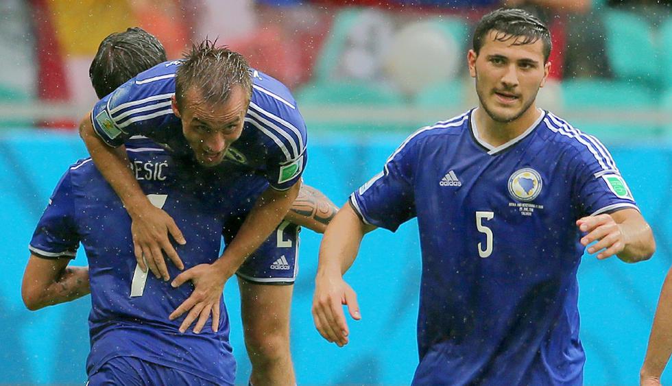 Los bosnios Avdija Vrsajevic, Muhamed Besic y Sead Kolasinac celebran la victoria de su equipo frente a Irán. (AFP)