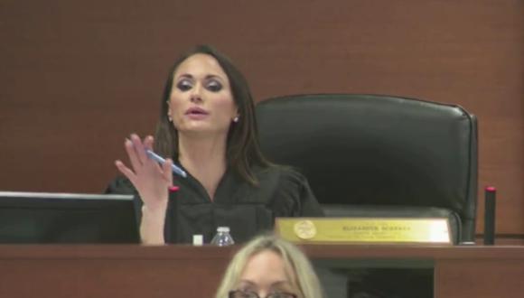 Una mujer en Florida presentó ante una jueza una singular excusa para evitar servir como jurado en un juicio.| Crédito: @mikerreports / Twitter