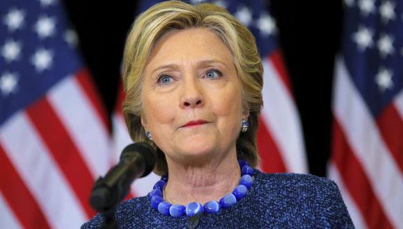 Hillary Clinton cuestionó reapertura del caso que investiga el FBI sobre sus correos electrónicos. (Reuters)