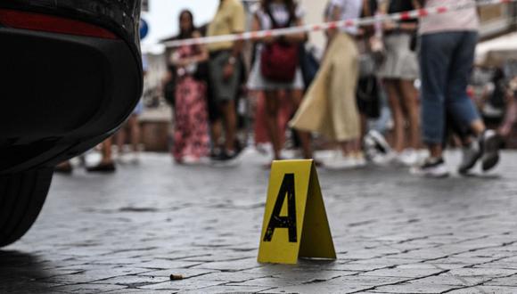 El casquillo de una pistola se muestra en los adoquines después de que la policía disparó en los neumáticos de un automóvil que no se detuvo y rompió las barreras en Via Paulo VI en Roma en la frontera del Vaticano el 19 de junio de 2022. (Foto de Tiziana FABI / AFP)