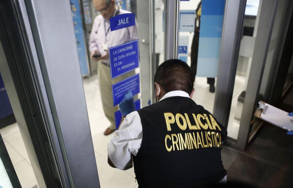 Tres delincuentes armados, vestidos con chalecos y cascos blancos de construcción civil asaltaron una agencia del Banco Continental. (Renzo Salazar/Perú21)