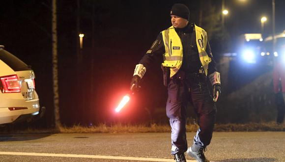 Imagen referencial de un policía en el sur de Finlandia, el 27 de marzo de 2020. (Heikki Saukkomaa / Lehtikuva / AFP).