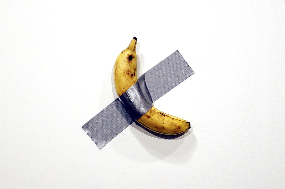 Venden por 120.000 dólares un plátano pegado a una pared en una feria de arte de Miami. (EFE)