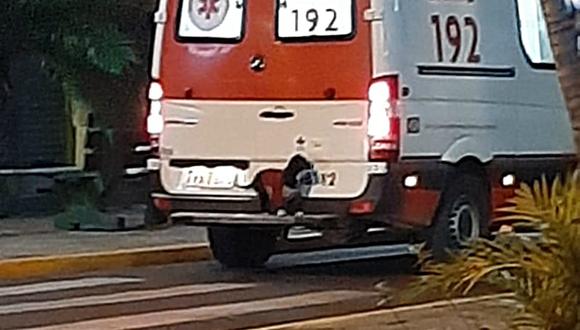 Una perrita de Brasil se volvió viral tras subirse al parachoques de una ambulancia para acompañar a su amo hasta el hospital. (Foto: Anderson Fechner Bahi / Facebook)