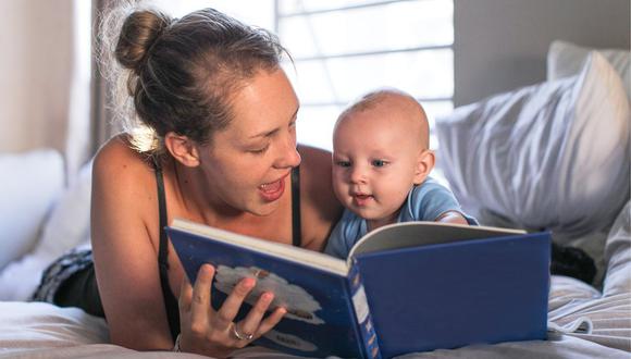 Una mamá lee un libro a su bebé