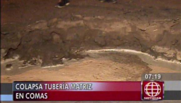 Enorme forado se produjo debido al debilitamiento de las vías por el agua. (América TV)