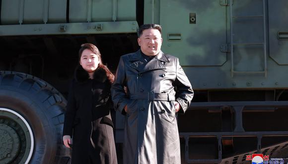 El líder de Corea del Norte, Kim Jong Un, y a su hija posando juntos para una foto frente a un nuevo misil balístico intercontinental (ICBM) en un lugar desconocido. en Corea del Norte (Foto de KCNA VÍA KNS / AFP)