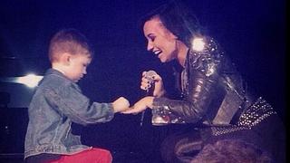Niño le propuso matrimonio a Demi Lovato durante concierto