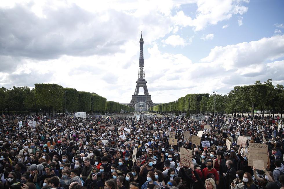 Manifestantes participan en una manifestación para protestar en apoyo de las protestas de George Floyd en Estados Unidos, en París, Francia. (EFE / EPA / YOAN VALAT)