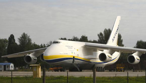 Imagen de archivo tomada el 31 de agosto de 2017. En ella se observa un avión de carga Antonov 124-100 Ruslan, en el aeródromo de la planta de Antonov en Gostomel, a unos 30 kilómetros de Kiev. (GENYA SAVILOV / AFP).