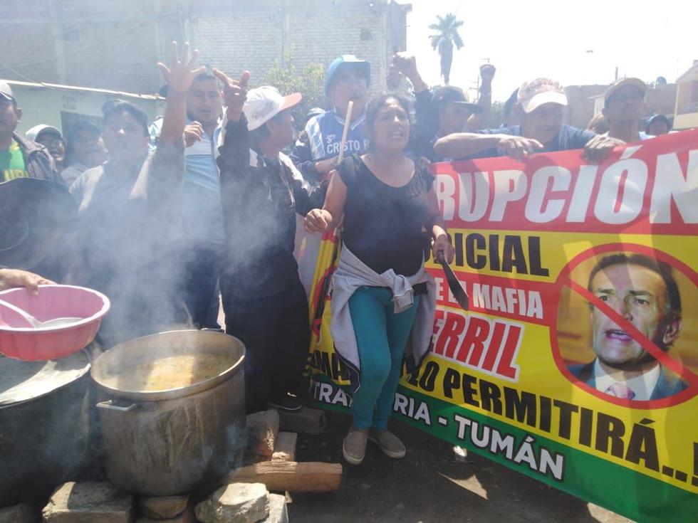 Los obreros de la azucarera Tumán de Chiclayo prepararon una olla común como medida de protesta  por el reingreso de la administración judicial vinculada al Grupo Oviedo.