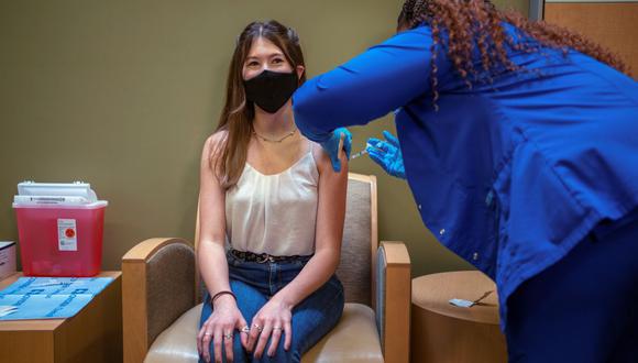 Una joven de 14 años recibe la vacuna contra el coronavirus de Pfizer en Nueva Orleans, Luisiana. Estados Unidos (REUTERS/Kathleen Flynn).