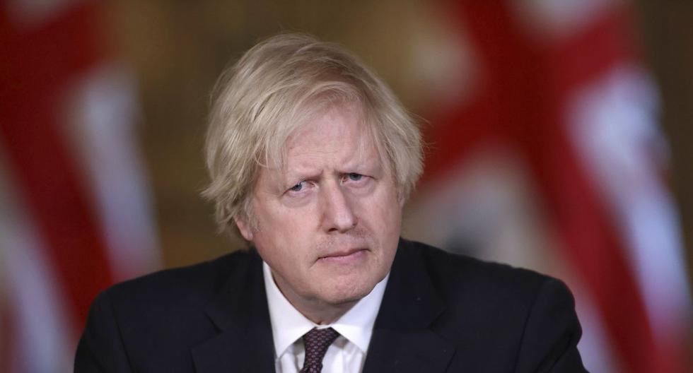 El primer ministro británico, Boris Johnson, es visto en una conferencia de prensa en Londres, Inglaterra, el lunes 8 de marzo de 2021. (Hannah Mckay/Pool/AP).