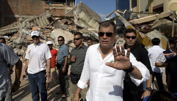 Rafael Correa aseguró que reconstrucción de ciudades devastadas por terremoto demoraría varios años. (AP)
