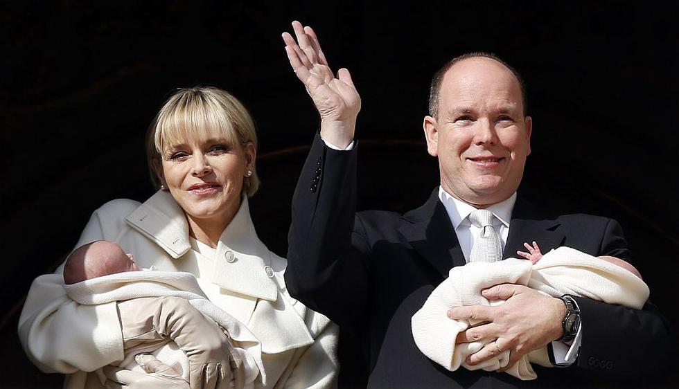 Alberto II de Mónaco y su esposa Charlene aparecieron con los mellizos en un balcón. (Reuters)