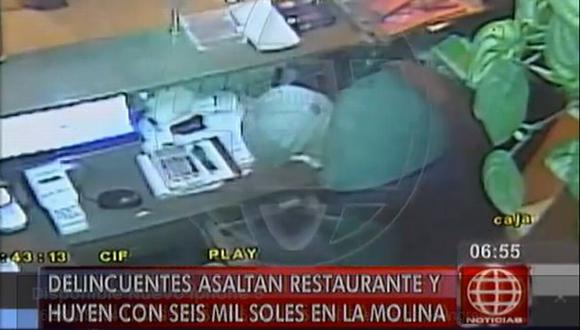 Delincuentes asaltan restaurante y desvalijan a 10 comensales. (América TVl)