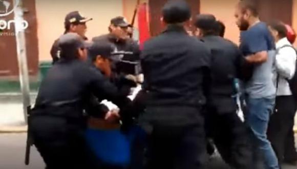 Cuando parecía calmarse, serenos y empleados retomaban pelea. (Foto: Ozono TV)