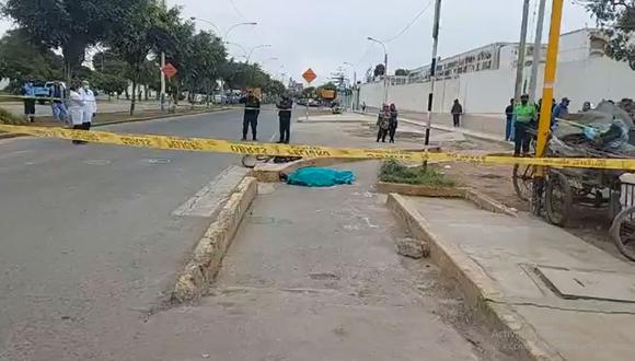 Los vecinos y transeúntes, quienes se alarmaron por la balacera, intentaron auxiliar a Román Carbajal pero su muerta fue instantánea. (Foto: Prensa Chalaca)