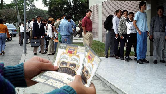 Cientos de personas hacen cola para la devolución del dinero que pagaron por las entradas del concierto de Michael Jackson. Foto: GEC Archivo Histórico