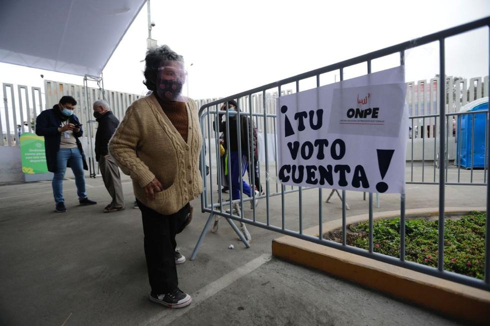 Personas de la tercera edad llegaron a votar hasta el colegio José Granda, ubicado en la Av. Universitaria, en el distrito de San Martín de Porres. (Foto: Jorge Cerdán / GEC)