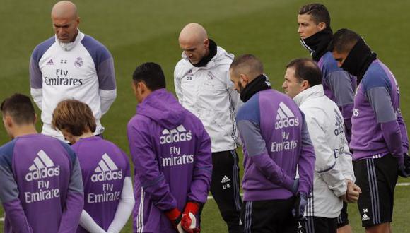 Real Madrid guardan un minuto de silencio en recuerdo por las víctimas del accidente de avión. (EFE)