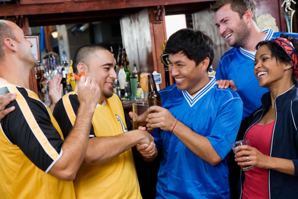 Se prohíbe el consumo de alcohol en lozas deportivas en San Juan de Miraflores. (Imagen referencial Getty Images)