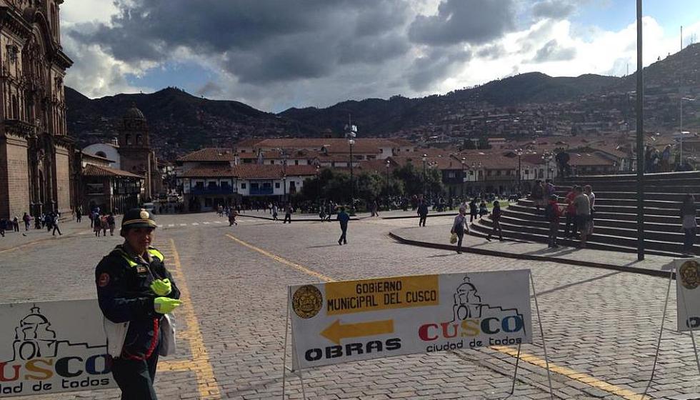 Caos vehicular en Centro Histórico de Cusco, tras cierre de la Plaza de Armas que será estrictamente de uso peatonal. (Eddy Cuéllar)