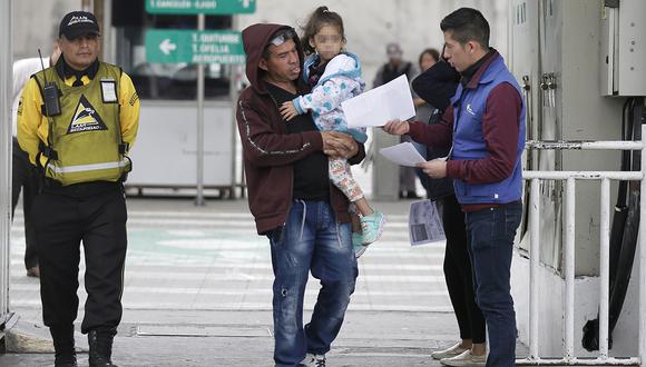 Un hombre del Ministerio de Salud distribuye folletos sobre el coronavirus a los viajeros en la terminal de autobuses Carcelen en Quito, Ecuador. (Foto: AFP)