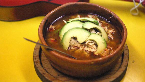 Preparar pozole rojo, un platillo tradicional de México, que se come en ocasiones especiales. (Foto: Wikimedia)