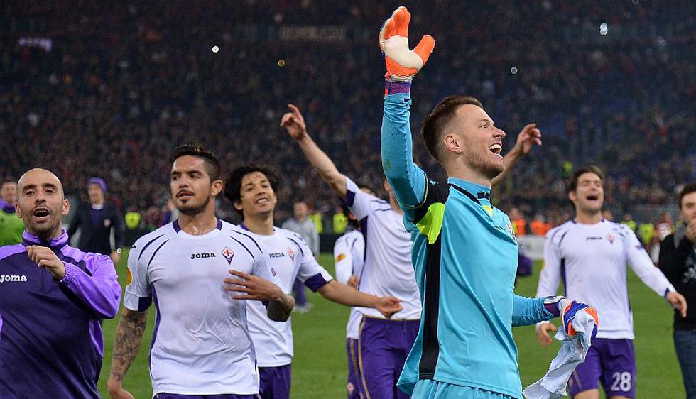 Fiorentina goleó 3-0 de visitante a la Roma y se metió en cuartos de final. (AFP)