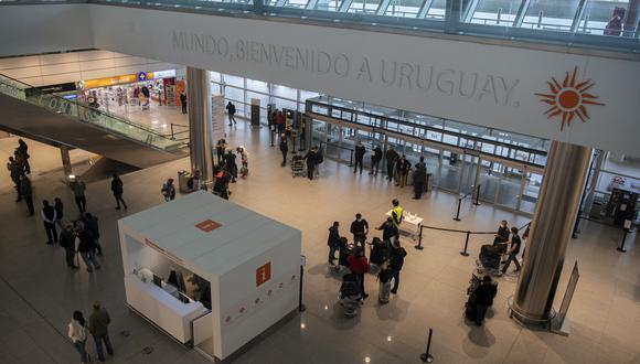 Los pasajeros de un vuelo de Iberia son vistos a su llegada al Aeropuerto Internacional de Carrasco en Ciudad de la Costa, Departamento de Canelones, cerca de la capital uruguaya Montevideo (Foto: Pablo PORCIUNCULA / AFP)