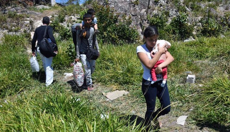 Los venezolanos suelen llegar en grupos, generalmente familias, cruzando las colinas, y retornan por los mismos caminos, cargados de maletas con medicamentos y alimentos para familiares que carecen de todo. (Foto: AFP)