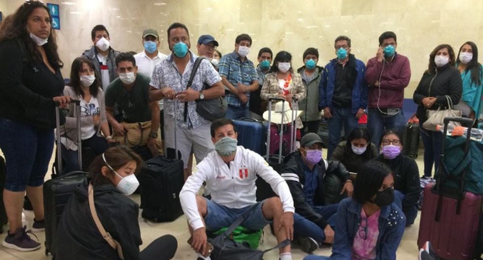 Peruanos varados en aeropuerto. (Instagram)