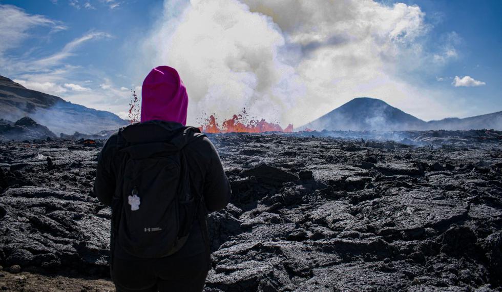 Miles de curiosos se acercaron a contemplar la lava que desde hace una semana emana de un volcán en Islandia, a pesar de tener que caminar horas por escarpados senderos. (Foto de Jeremie Richard / AFP)
