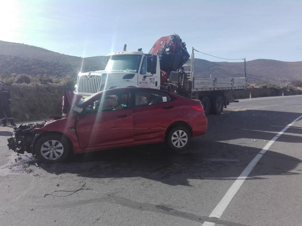 Auto donde viajaba una familia impactó con un camión-grúa. (Foto: Radio Americana)
