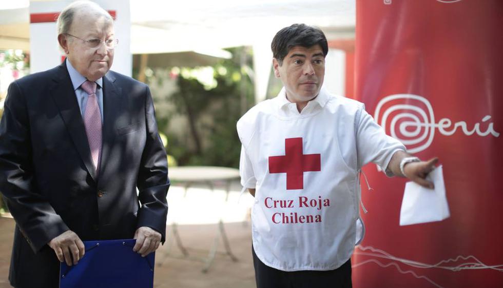 Patricio Acosta, presidente nacional de Cruz Roja chilena, y el embajador de Perú en Chile, José Luis Valdéz, iniciaron la campaña #Juntosiempre. (Luis Sergio)