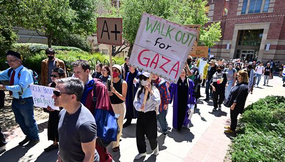 Estudiantes manifestantes y activistas pro palestinos participan en una huelga en el campus de la Universidad de California en Los Ángeles (UCLA), en Los Ángeles. (Foto: AFP)