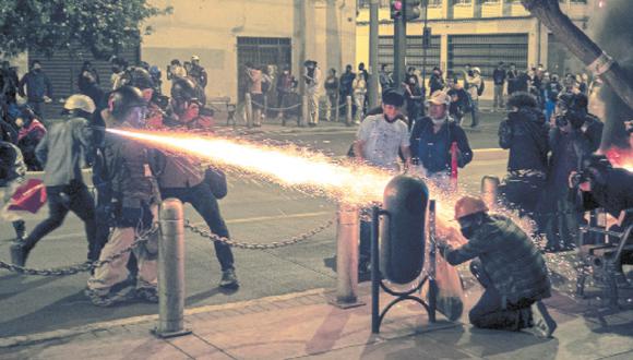 SALVAJES. Manifestantes no miden el impacto negativo que genera su irracional violencia.