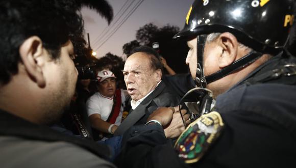 Luis Alva Castro es brutalmente agredido a su salida de la residencia del embajador de Uruguay. (César Campos)