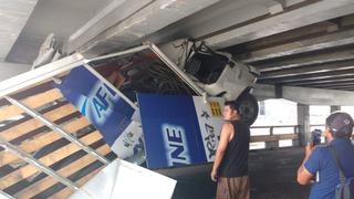 Camión quedó empotrado bajo puente de la Av. Brasil | FOTOS